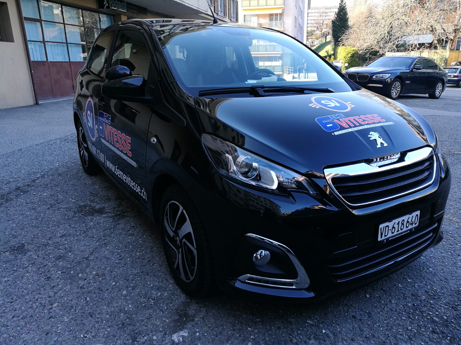 Autocollant vitrine, logo, collage intérieur, auto-école Lausanne