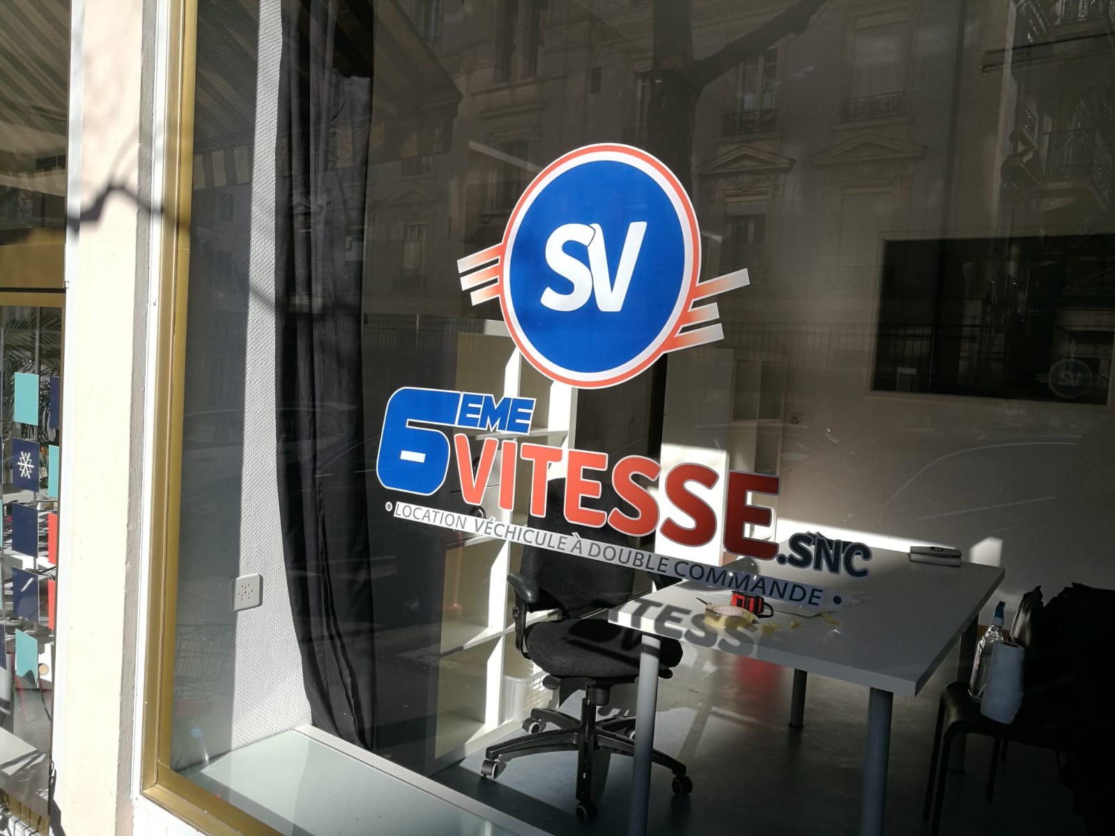 Autocollant vitrine, logo, collage intérieur, auto-école Lausanne