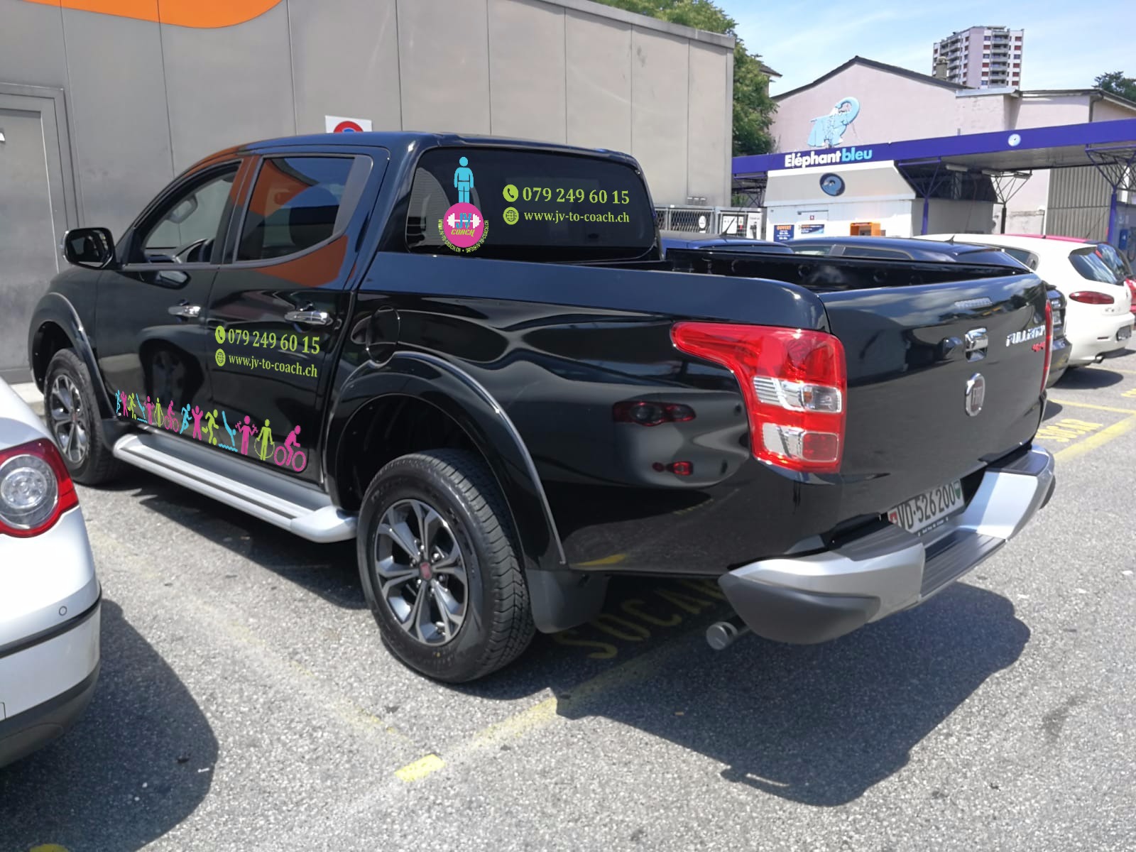 Décoration autocollant publicitaire logo sur pick-up à Renens – Lausanne