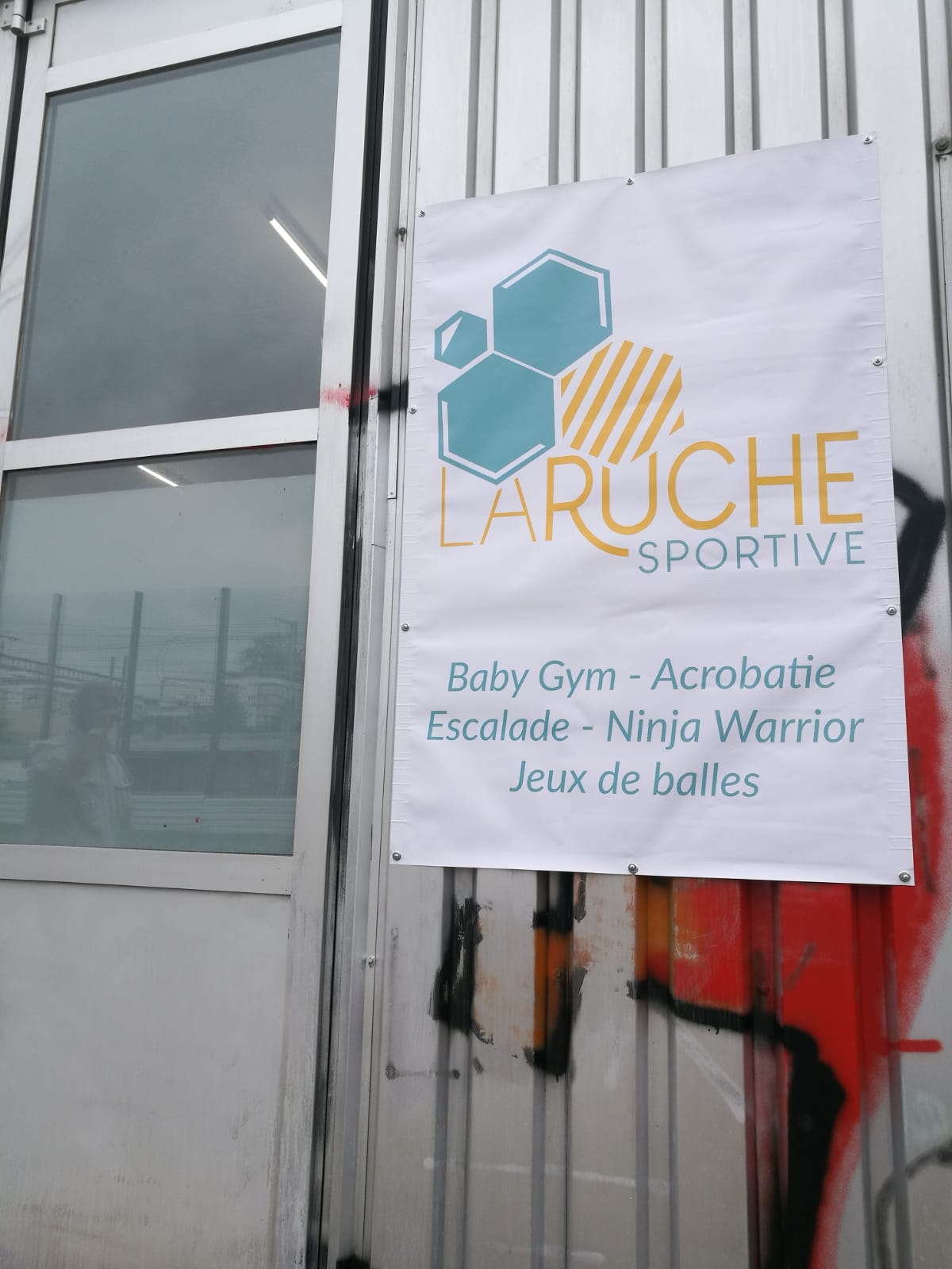 Enseignes publicitaires à Lausanne, renens, centre sportif, autocollant, bâches