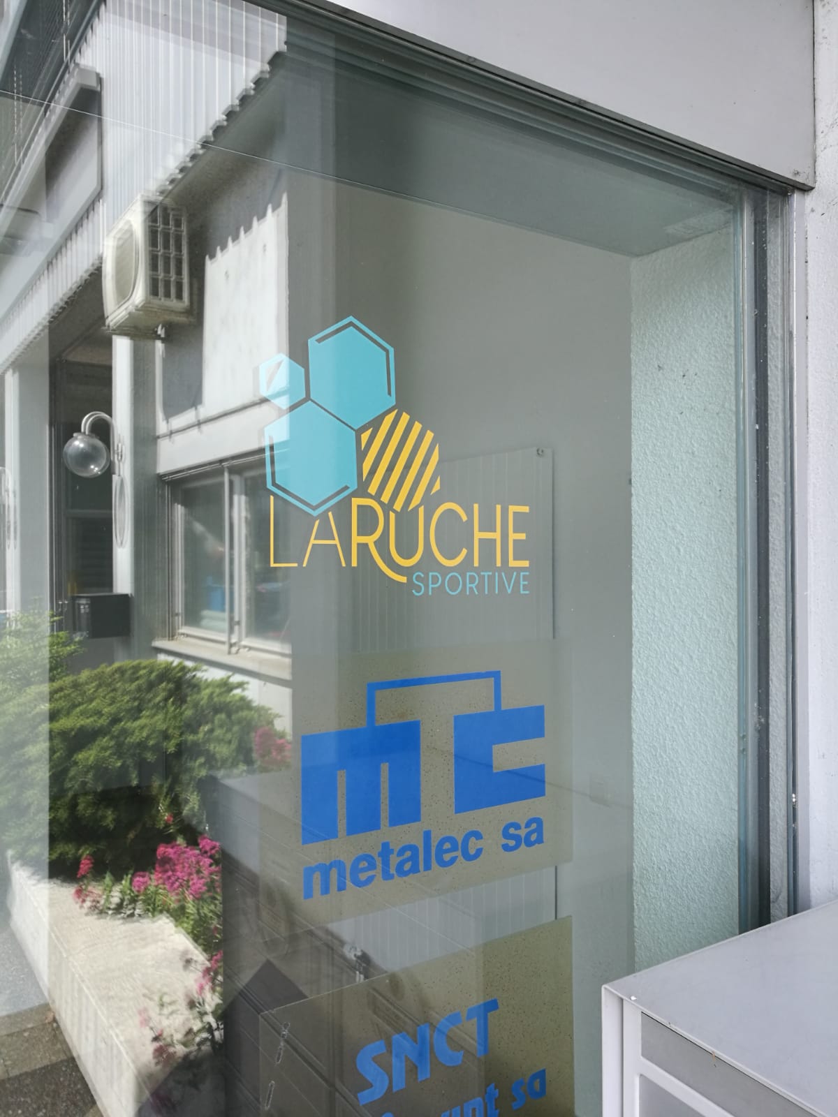 Enseignes publicitaires à Lausanne, renens, centre sportif, autocollant, bâches