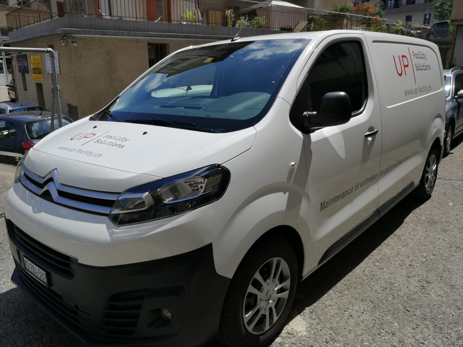 Flocage utilitaire, sticker côtés et arrière véhicule entreprise