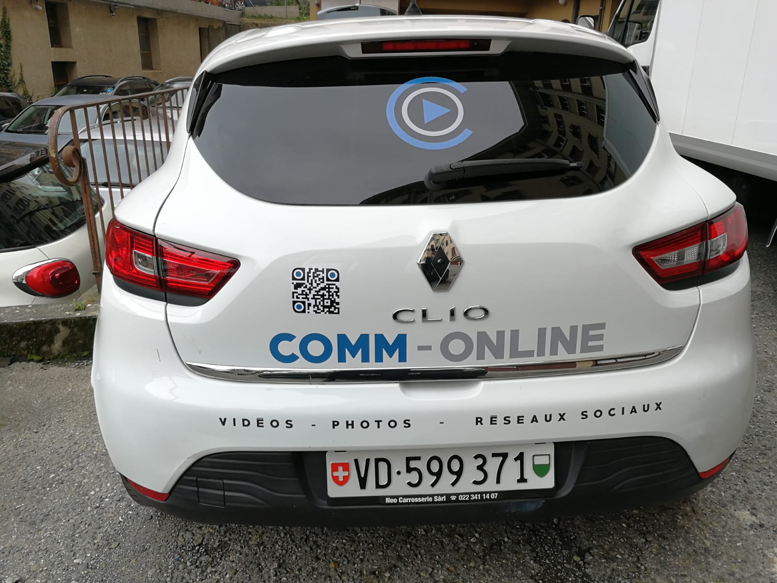 Labellisation stickers logo sur citadine portières, coffre, vitre arrière et capot