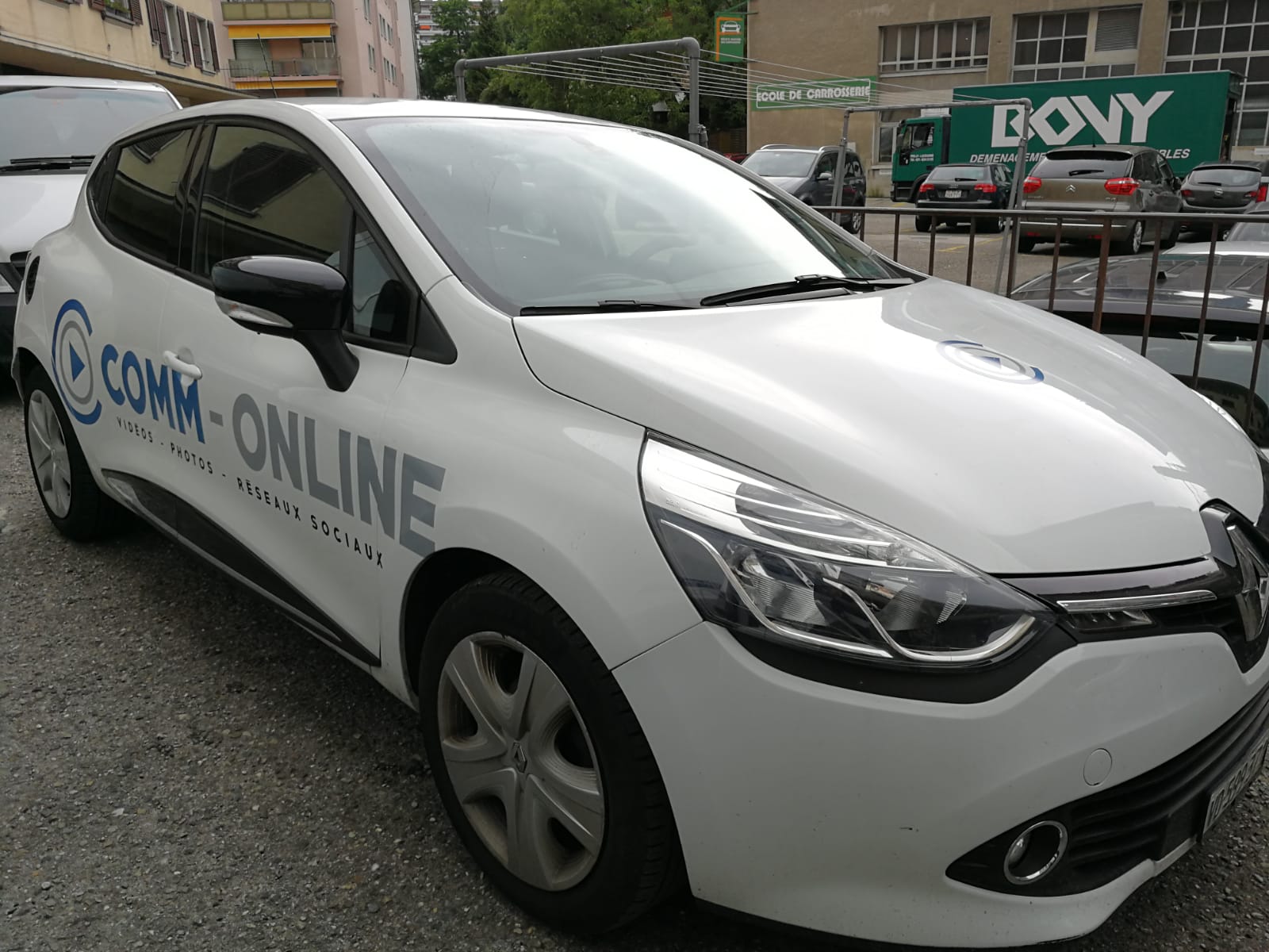 Labellisation stickers logo sur citadine portières, coffre, vitre arrière et capot