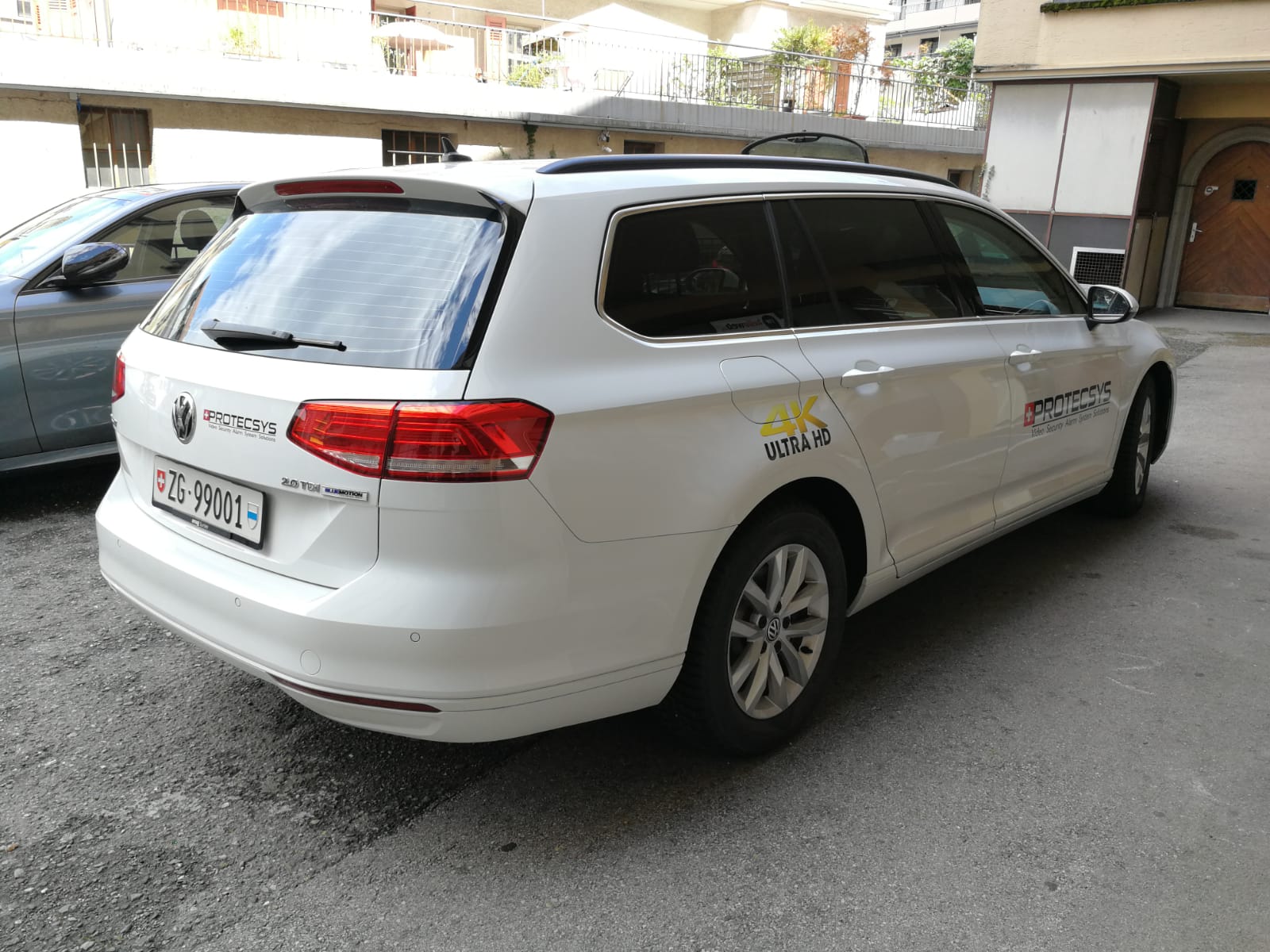 Autocollants logo sur portière et coffre véhicule d&rsquo;entreprise