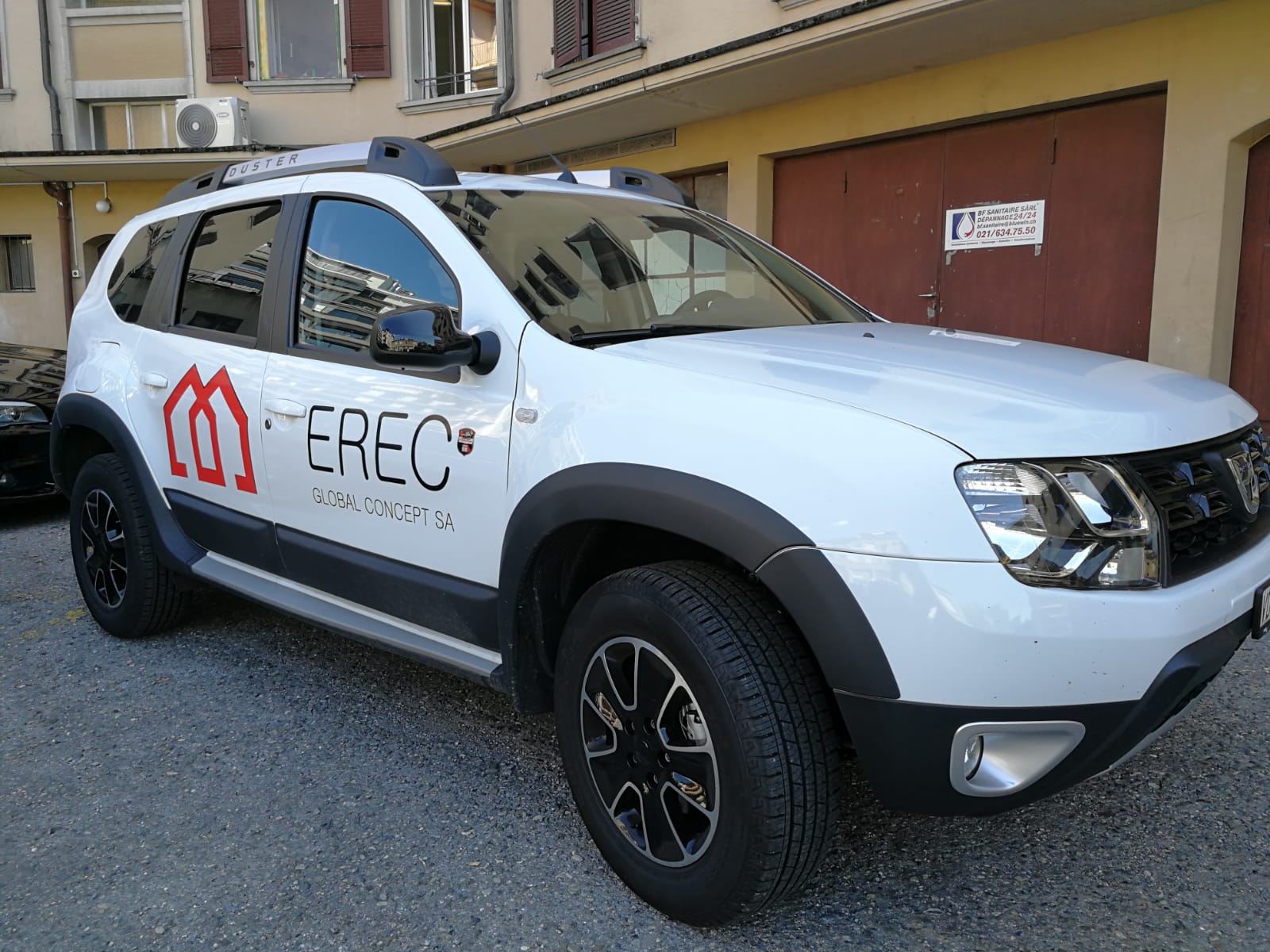 Publicité adhésive sur Dacia, portes et film micro-perforé vitre arrière