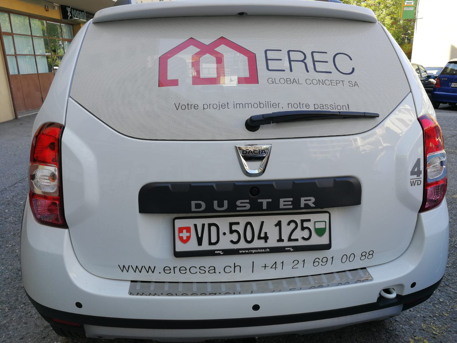 Publicité adhésive sur Dacia, portes et film micro-perforé vitre arrière