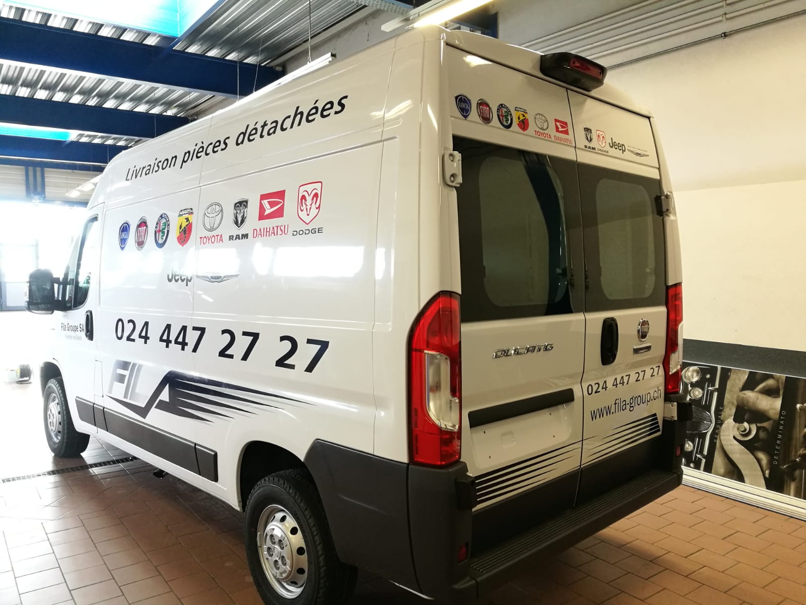 Publicité adhésive sur véhicule utilitaire à Yverdon