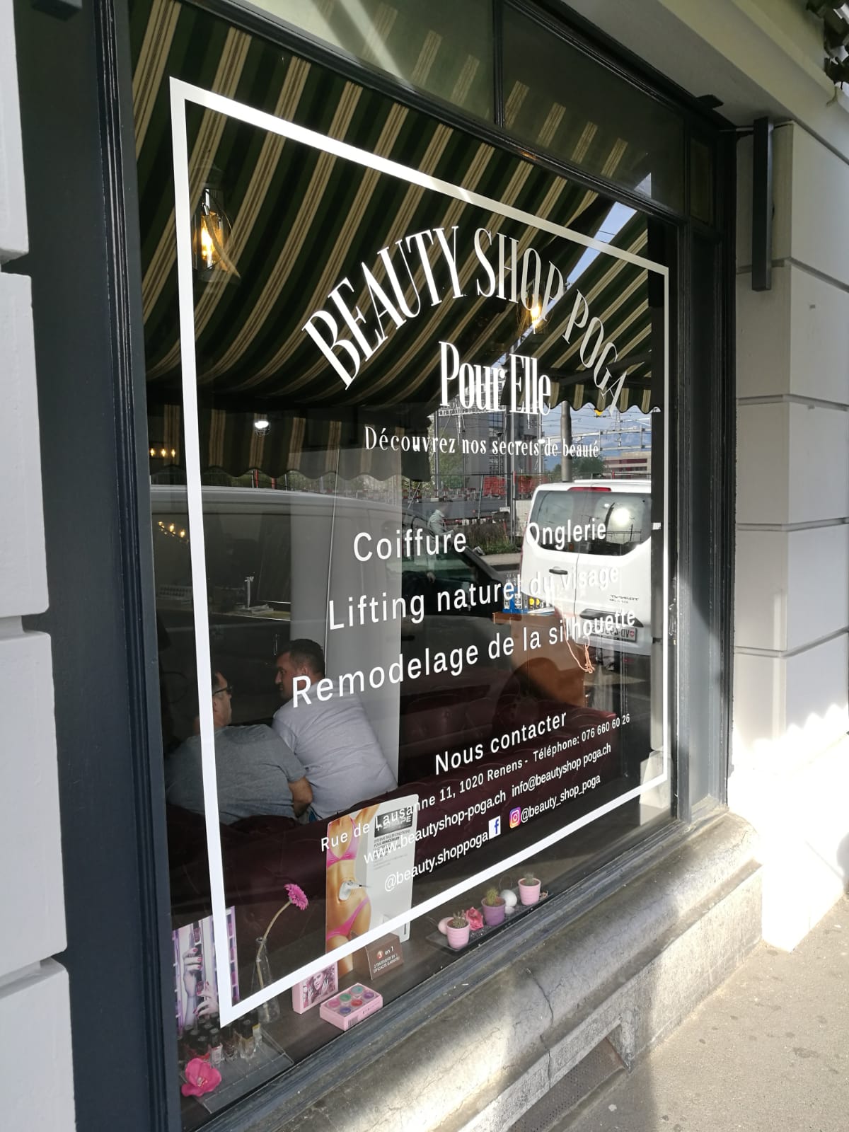Vitrine salon de coiffure à Lausanne Renens, barber shop, décoration autocollants