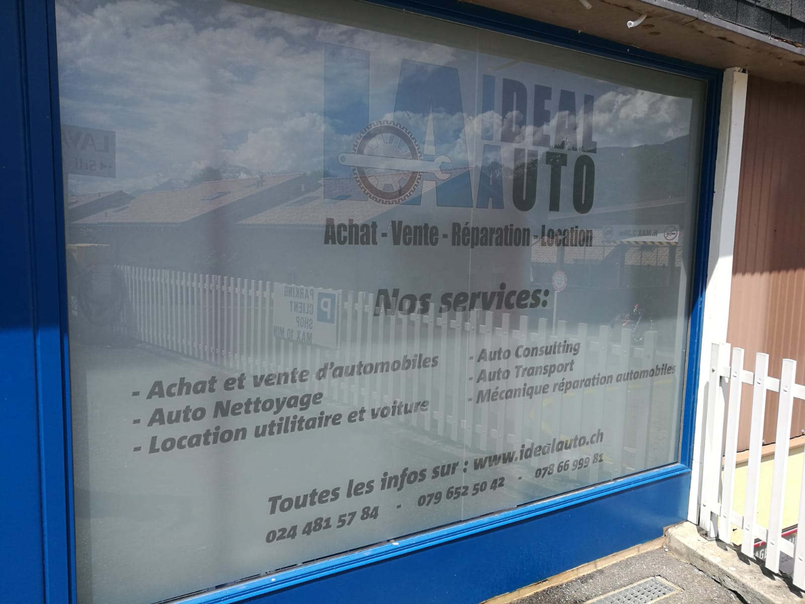 Film sablé sur vitrine, atténue la visibilité, zone de discrétion