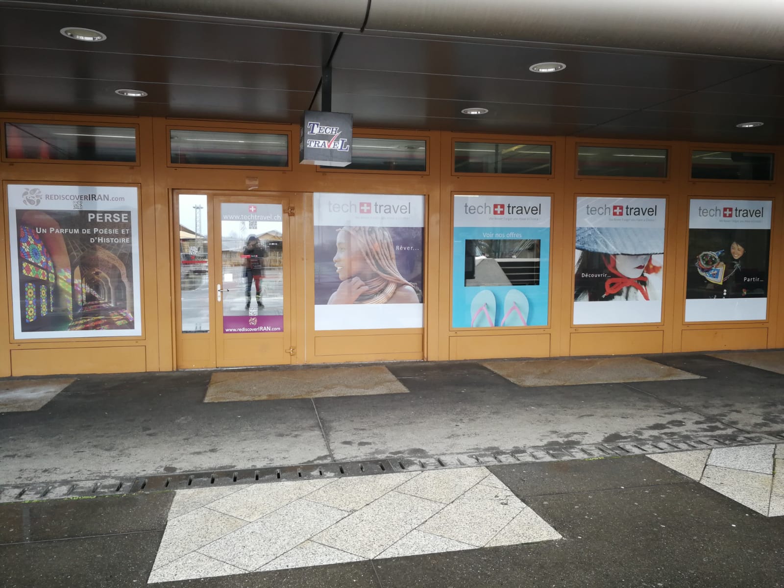 Publicité sur vitrines, décoration intérieure et extérieure à l&rsquo;EPFL